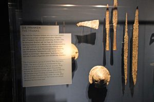 Waffen und Schwerter von Sachsen, Franken und aus neuerer Zeit sind im Ruhr Museum ausgestellt