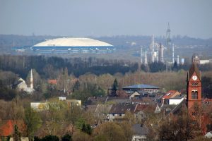 Die Veltins Arena auf Schalke von der Zeche Zollverein in Essen aus fotografiert
