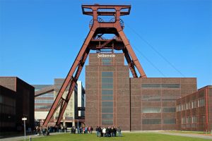 Der markante Förderturm von Schacht 12 der Zeche Zollverein in Essen