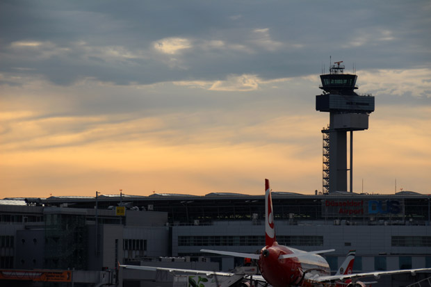 Als ich am Flughafen Düsseldorf ankomme, geht dort gerade die Sonne auf