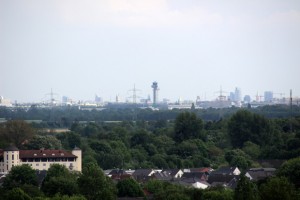 Auch der Tower des Düsseldorfer Flughafens ist zu sehen