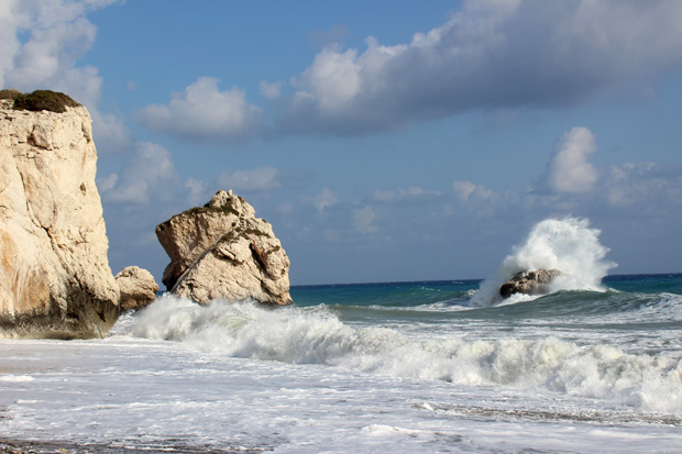 Mit großer Wucht donnern die Wellen gegen die Felsen