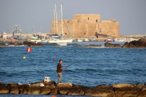 Die Überreste des Antiken Hafens dienen den Anglern als beliebter Platz zum Fischfang