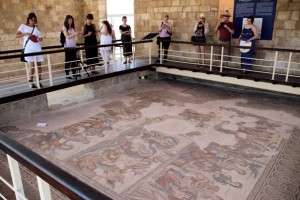 Die Villa des Aion beherbergt ein sehr großes Mosaik