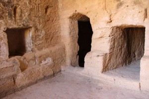 Archaisch wirken die in den Stein gehauenen Grabkammern