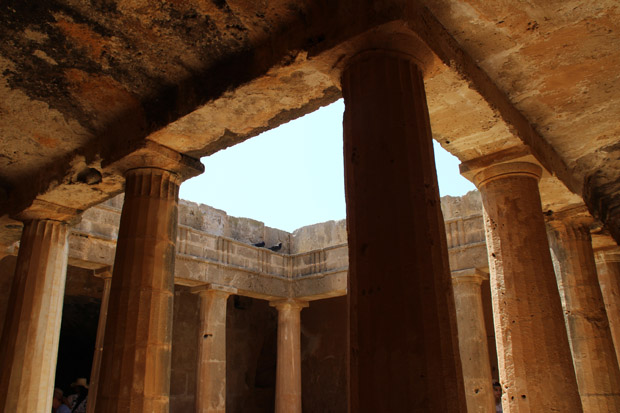Die dorischen Säulen erinnern an die hellenistische Vergangenheit