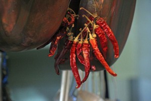 Getrocknete Chilis hängen in der Küche