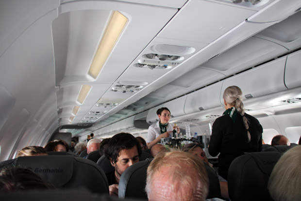 Das Flugzeug war fast komplett gefüllt