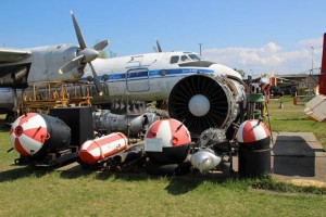 Eine Kombination von Seemine, Bombe und Passagierflugzeug