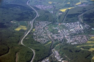 Niedernhausen im Taunus mit einer ICE-Trasse und der Autobahn A3