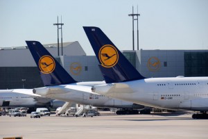 Die Heckansicht zweier A380 von Lufthansa