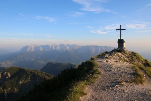 Schließlich erreicht man den Gipfel vom Geigelstein
