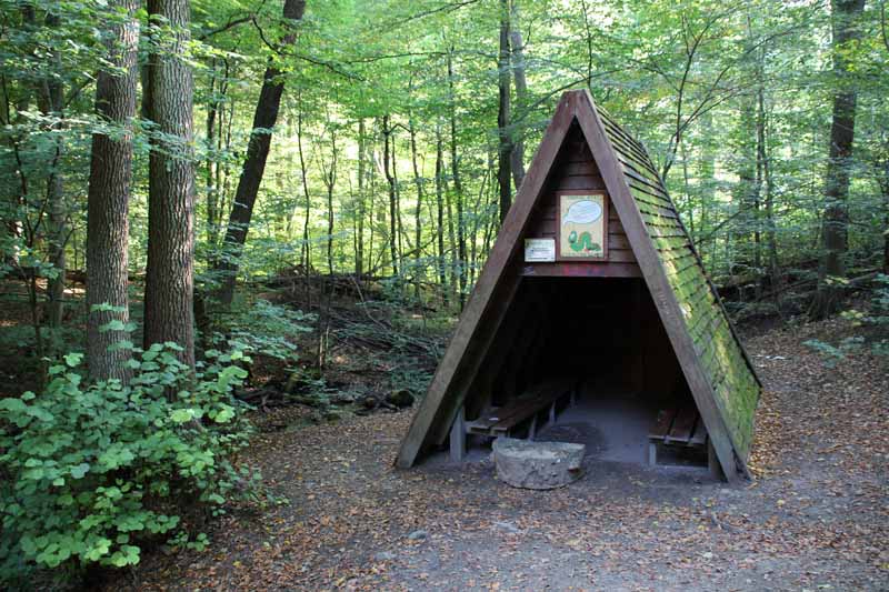 Kleine Schutzhütten findet man überall im Harz