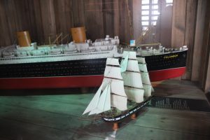 Nachbildungen der Columbus und eines alten Segelschiffes