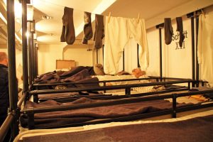 Schlafsaal der 3. Klasse auf dem Schiff Columbus mit Auswanderern