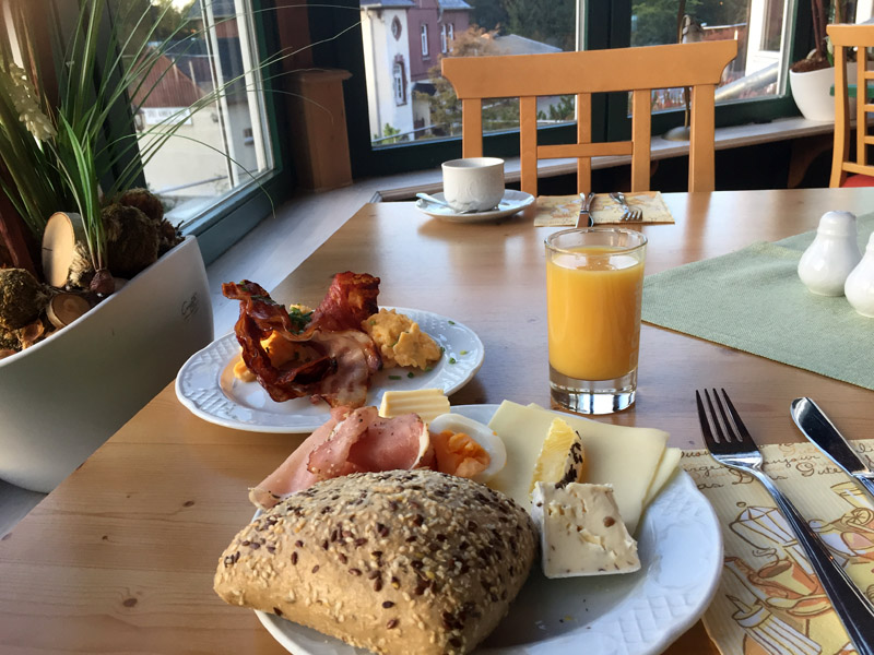 Frühstück mit Bahnhofsblick in Drei-Annen-Hohne