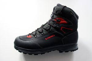 Der Lowa Lavaredo GTX Schuh ist in schiefer/orange und schwarz/rot erhältlich