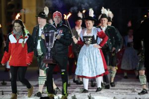 Ex-Biathlon-Star Daniel Böhm brachte den Pokal in die Arena