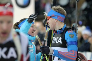 Die Russen Olga Podchufarnova und Alexey Volkov freuen sich über Platz 3
