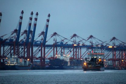 Kaje des Container-Terminals in Bremerhaven im Hafen mit Schiffen