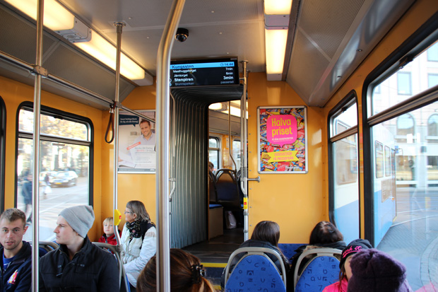 Natürlich verkehren in Göteborg auch moderne Straßenbahnen