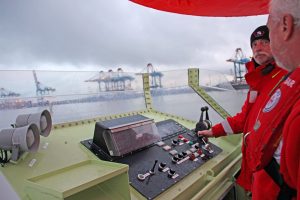Crew und Besatzung auf einem Seenotrettungskreuzer in der Nordsee