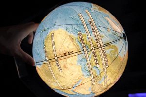 Globus im Klimahaus Bremerhaven, wo die Reise immer entlang des 8. Längengrades um die Welt führt