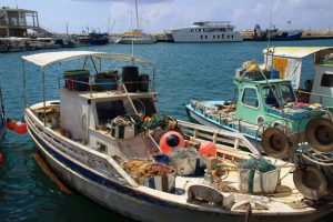 Im Hafen von Limassol auf Zypernschaukeln die Fischerboote sanft vor sich hin