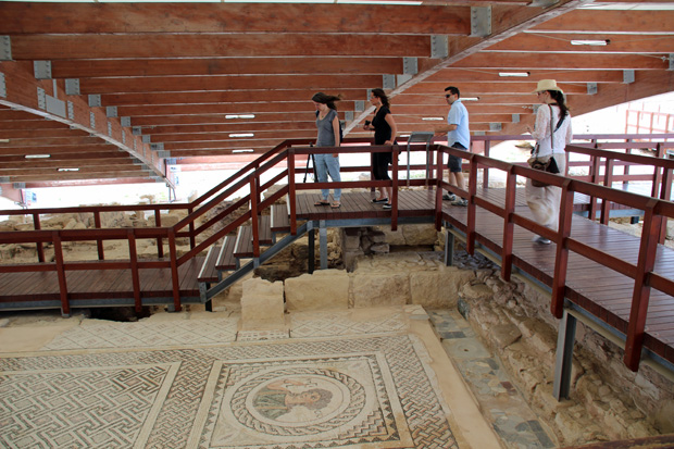 In der antiken Stadt Kourion auf Zypern in der Nähe von Limassol lassen sich auch Spuren der Griechen und Römer finden. Antike Mosaike und vieles mehr wie in dieser Villa sind zu sehen