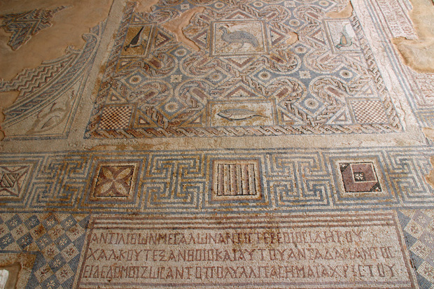 In der antiken Stadt Kourion auf Zypern in der Nähe von Limassol lassen sich auch Spuren der Griechen und Römer finden. Antike Mosaike und vieles mehr wie in dieser Villa sind zu sehen