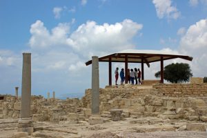 In der antiken Stadt Kourion auf Zypern in der Nähe von Limassol lassen sich auch Spuren der Griechen finden. Antike Säulen und vieles mehr sind zu sehen