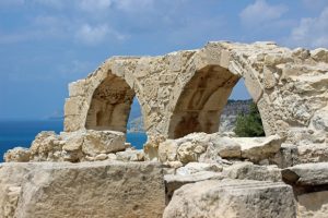 In der antiken Stadt Kourion auf Zypern in der Nähe von Limassol lassen sich auch Spuren der Griechen finden. Antike Säulen und vieles mehr sind zu sehen