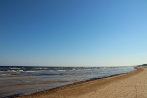 Endlos ist der Strand der Ostsee in Jurmala bei Riga