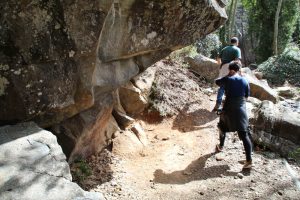Immer wieder führt der Weg zu den Caledonian Falls im Troodos auf Zypern an imposanten Felsformationen vorbei