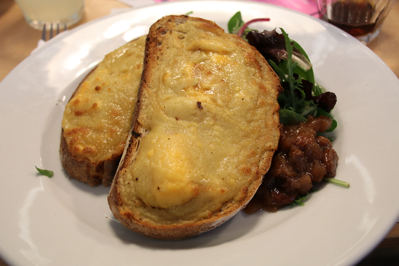Welsh rarebit ist eine Spezialität in Wales und ein traditionelles Essen, es ist ein mit Käse überbackenes Brot