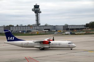Flugzeug ATR 72 von SAS am Flughafen Hannover mit dem Tower im Hintergrund