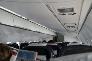 Kabine von innen im ATR72 von SAS mit wenig Passagieren