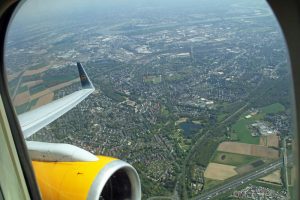 Ein letzter Blick zurück in Richtung Düsseldorf aus dem Fenster des Condor Flugzeuges