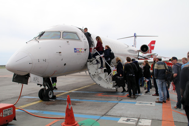 Boarding Flugzeug CRJ 900 von SAS mit vielen Passagieren in Kopenhagen