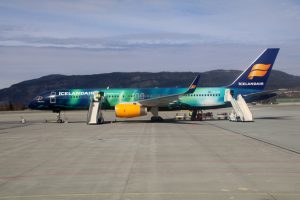 Icelandair Flugzeug mit Nordlichtern auf dem Flughafen von Trondheim