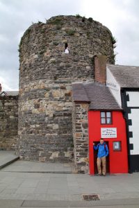 An der Stadtmauer von Conwy Castle steht das kleinste Haus Großbritanniens