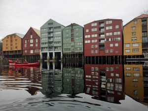 Mit einem Kajak bzw Kanu durch Trondheim in Norewegen fahren