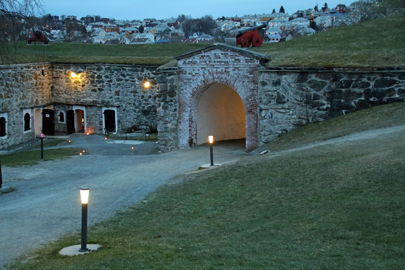 Die Kristiansten Festung in Trondheim in Norwegen hat auch ein Restaurant mit lokalem Essen
