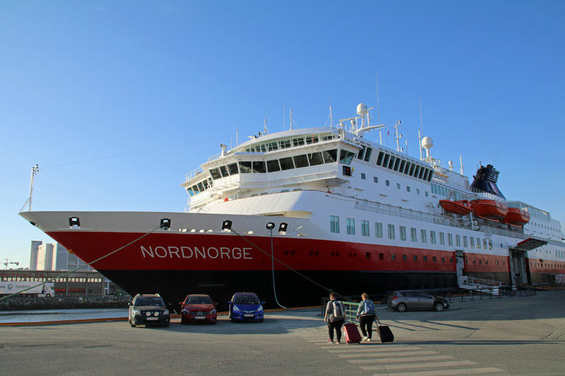 Schiff Nordnorge der Hurtigruten im Hafen von Trondheim in Norwegen