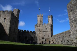 Blick auf die mächtigen Türme von Caernarfon Castle
