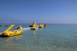 In der Fig Tree Bay auf Zypern gibt es jede Menge Freizeitangebote