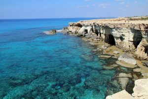 An den Meereshöhlen bei Ayia Napa auf Zypern schimmert das Meer ganz besonders schön