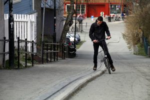 Der Stadtteil Bakklandet in Trondheim in Norwegen mit dem Fahrradlift