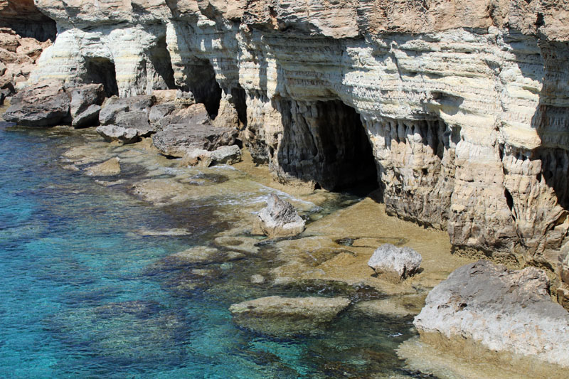 Ob die Sea caves bei Ayia Napa auf Zypern das Wohnzimmer eines Ungeheuers sind?