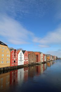 Der Stadtteil Bakklandet in Trondheim in NOrwegen mit seinen bunten Speicherhäusern